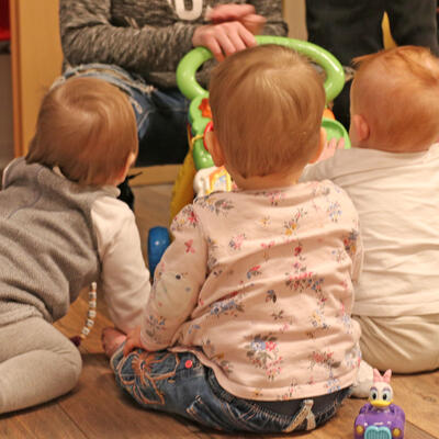 Bild vergr&ouml;&szlig;ern: 3 Kinder vor Spielger&auml;t