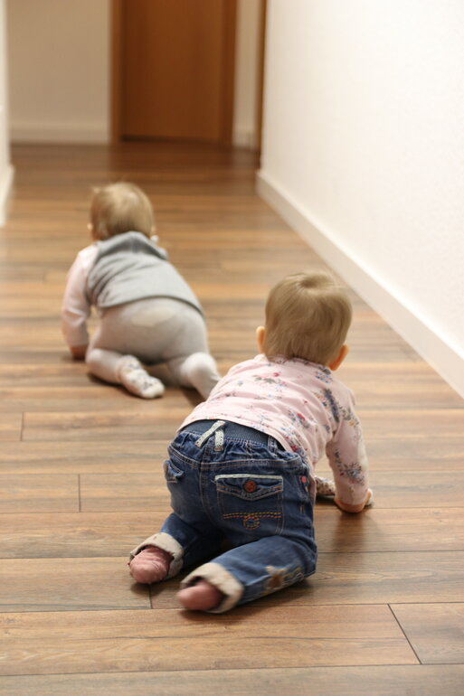 Bild vergr&ouml;&szlig;ern: 2 Kinder im Flur