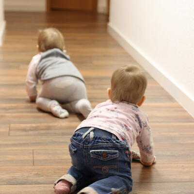 Bild vergr&ouml;&szlig;ern: 2 Kinder im Flur