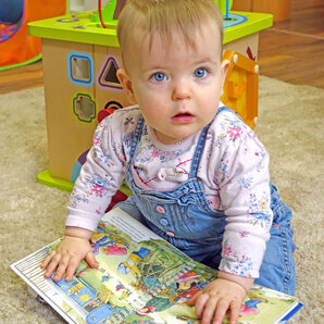 Bild vergr&ouml;&szlig;ern: Kind mit Buch