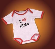 Strampler mit Logo KiMA