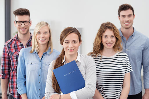 Bild vergr&ouml;&szlig;ern: Ein junges M&auml;dchen und ein junger Mann zeigen Daumen hoch