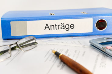 Bild vergr&ouml;&szlig;ern: Ein Aktenordner mit der Aufschrift Antr�ge und einem Stift davor