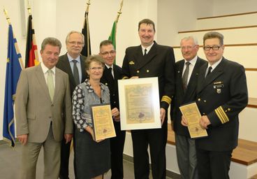 Zwei weitere Urkunden �berreichte OB Dr. Lutz Tr�mper an die Taufpatin Angela Tr�mper und den 1. Vorsitzenden des Freundeskreises, Manfred Discher.