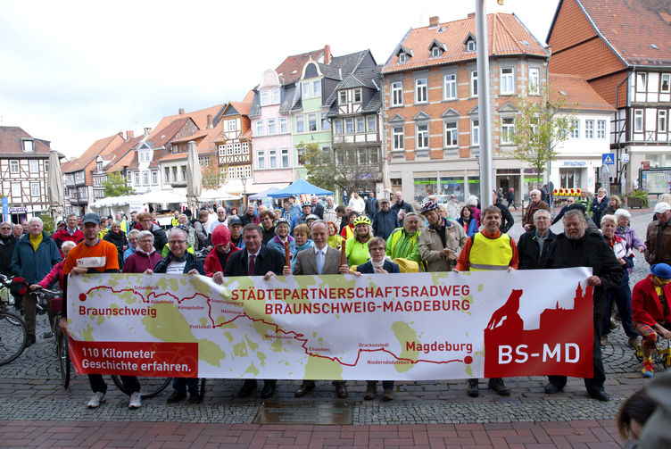 Neuer St&auml;dtepartnerschaftsradweg Magdeburg - Braunschweig feierlich er&ouml;ffnet