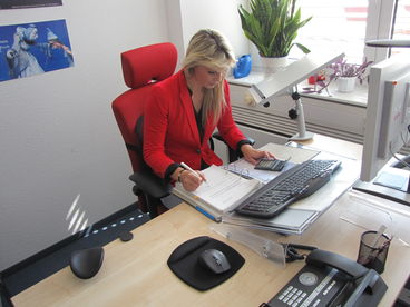 Bild vergr&ouml;&szlig;ern: Verwaltungsfachangestellte im B&uuml;ro