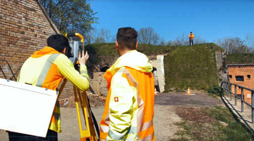 Bild vergr&ouml;&szlig;ern: Vermessungstechniker