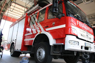 Bild vergr&ouml;&szlig;ern: Feuerwehrwagen von unten