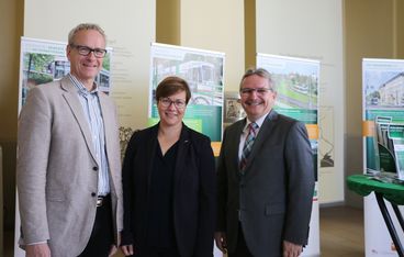 Bild vergr&ouml;&szlig;ern: Umweltbeigeordneter Holger Platz, MVB-Gesch&auml;ftsf&uuml;hrerin Birgit M&uuml;nster-Rendel und B&uuml;rgermeister Klaus Zimmermann haben gemeinsam die Ausstellung er&ouml;ffnet.