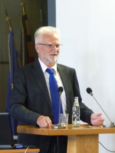 Bild vergr&ouml;&szlig;ern: Herbert K&ouml;nig er&ouml;ffnet die Podiumsdiskussion