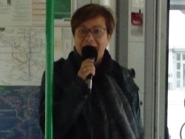 Bild vergr&ouml;&szlig;ern: MVB-Gesch&auml;ftsf&uuml;hrerin Birgit M&uuml;nster-Rendel begr&uuml;&szlig;t die Fahrg&auml;ste zur Sonderfahrt