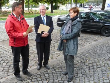 Bild vergr&ouml;&szlig;ern: Vor der Abfahrt (v.l.n.r.) Detlef Schulze (Umweltamt), Dr. Dieter Scheidemann (Baubeigeordneter), Birgit M&uuml;nster-Rendel (MVB-Gesch&auml;ftsf&uuml;hrerin)