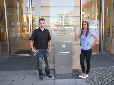 Bild vergr&ouml;&szlig;ern: Zwei Auszubildende vor dem Rathaus