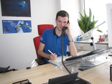 Bild vergr&ouml;&szlig;ern: Auszubildender am Telefon