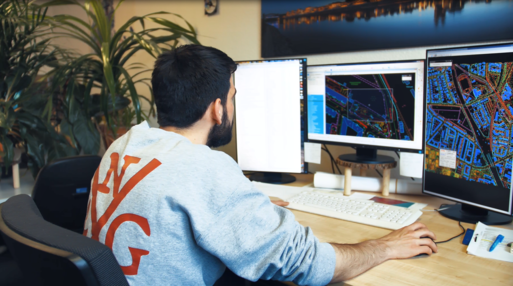 Bild vergr&ouml;&szlig;ern: Vermessungstechniker vermessen eine Stra&szlig;e