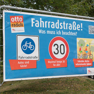 Bild vergr&ouml;&szlig;ern: Plane am Stra&szlig;enrand mit dem Hinweis der Regeln in der Fahrradstra&szlig;e
