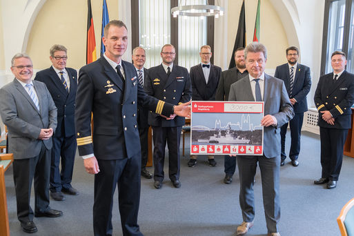 Korvettenkapit�n Wohlrab �berreicht die Spende an Oberb�rgermeister Dr. Tr�mper