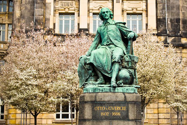 Bild vergr&ouml;&szlig;ern: Otto-von-Guericke-Denkmal im Fr�hling