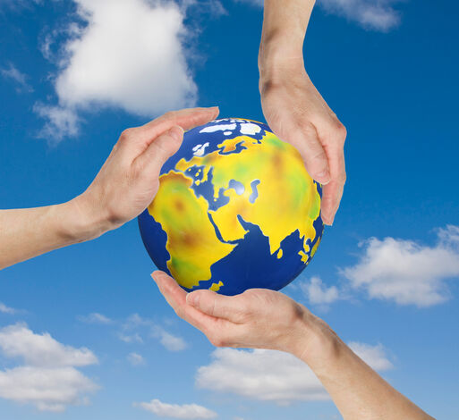 Bild vergr&ouml;&szlig;ern: Drei H&auml;nde umfassen die Weltkugel