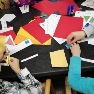 Kinder schneiden mit Schere