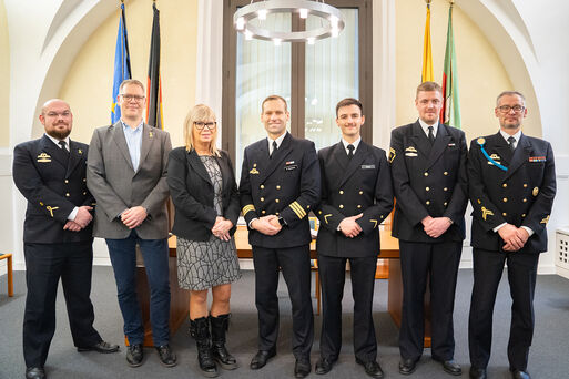 Bild vergr&ouml;&szlig;ern: Besatzungsabordnung der Korvette Magdeburg und Oberb�rgermeisterin Borris