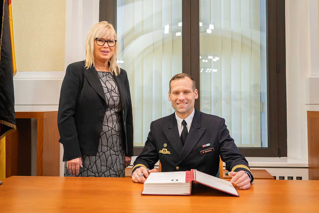 Korvettenkapitän der Magdeburg Benjamin Bachmann und Oberbürgermeisterin Borris