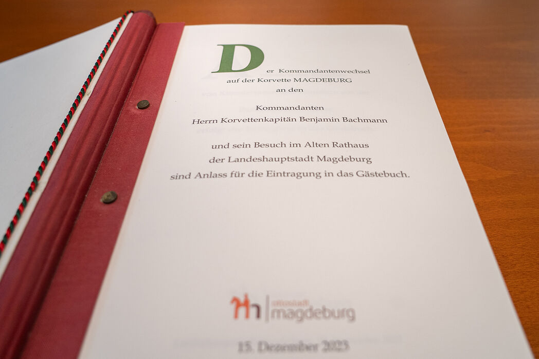 Seite des Gästebuches der Landeshauptstadt Magdeburg