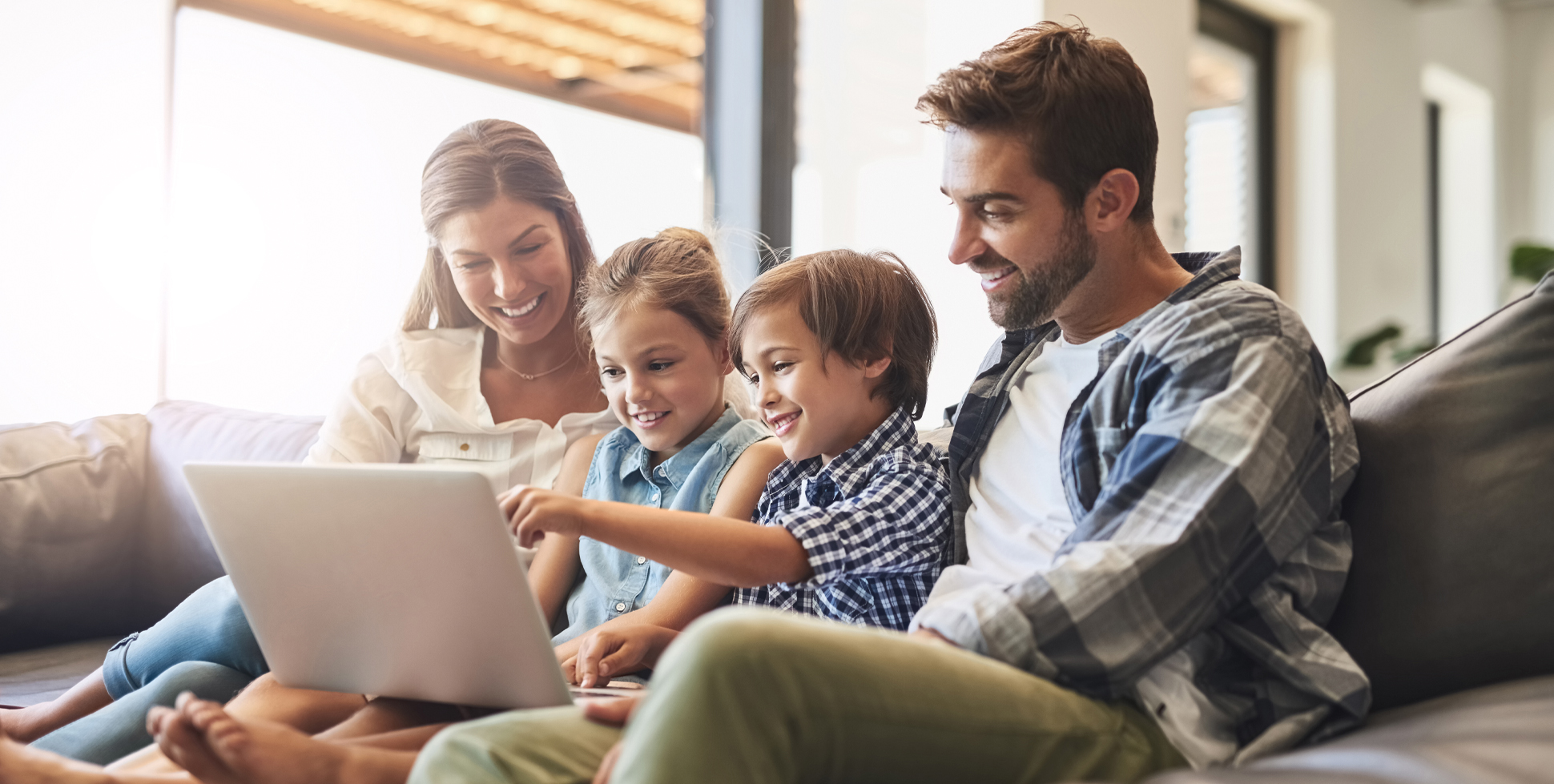 Familie am Laptop