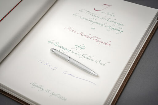 Bild vergrößern: Seite des Goldenen Buches der Stadt Magdeburg mit dem Eintrag Michael Kempchen