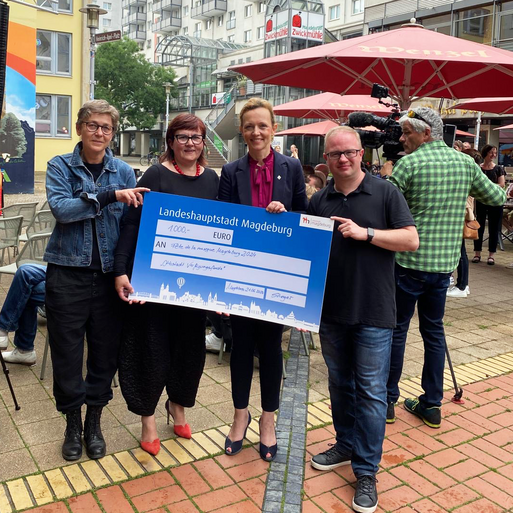 Bild vergrößern: Scheckübergabe Fete de la musique