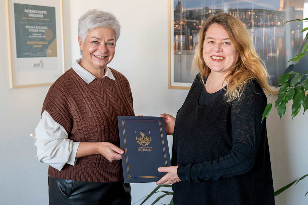 Magdeburgs B&uuml;rgermeisterin Stieler-Hinz und Stadtschreiberin Anne Hahn