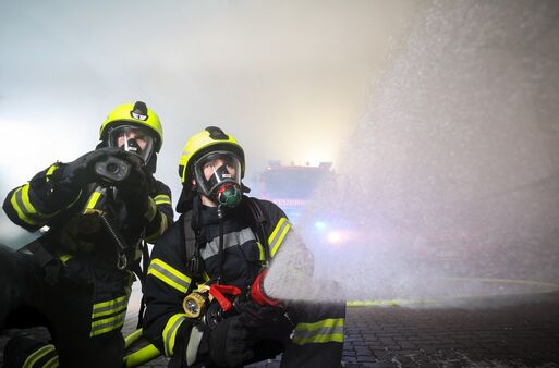 Bild vergr&ouml;&szlig;ern: Feuerwehr im L&ouml;scheinsatz