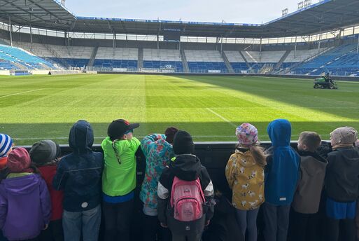 Kinder der Wolke 7 zu Besuch in der Avnet Arena