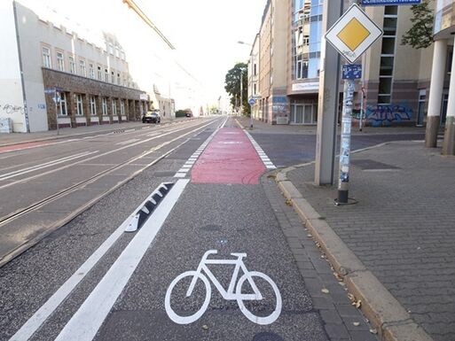 AcceleRAD-Projekt: Umsetzung gesch&uuml;tzter Radstreifen auf Gro&szlig;er Diesdorfer Str. - Protected Bike Lane