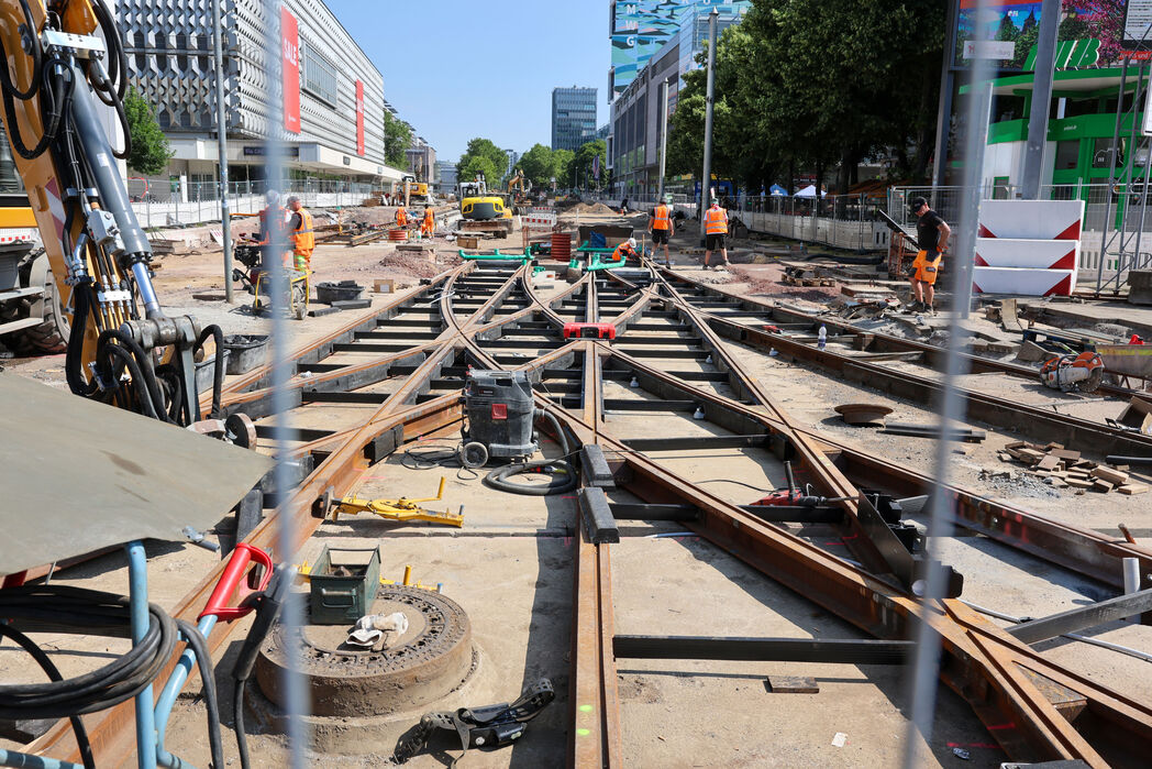 MVB-Gleisbau zwischen dem Alten Markt und der GALERIA Magdeburg 