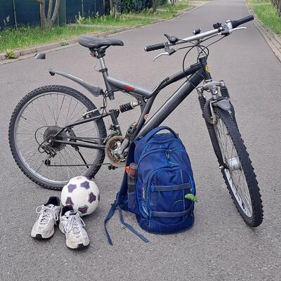 Bild vergr&ouml;&szlig;ern: Fahrrad, Ball, Rucksack